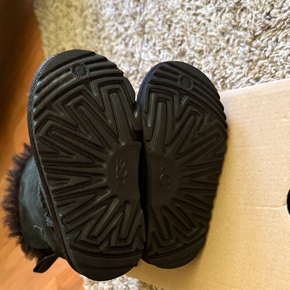 Rarely Worn Kid’s UGG Boots 🤍 - Picture 5 of 9